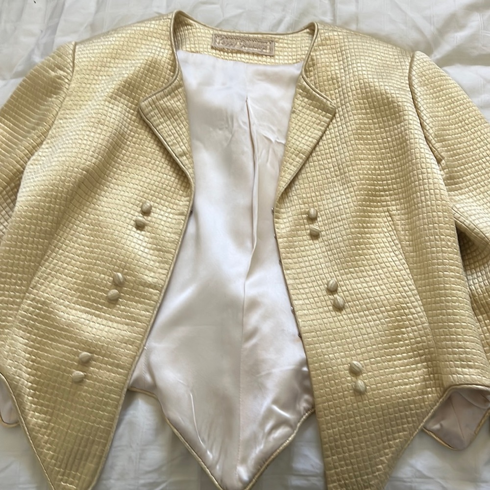 Gold , one of kind , cut is spectacular , turning heads with this one